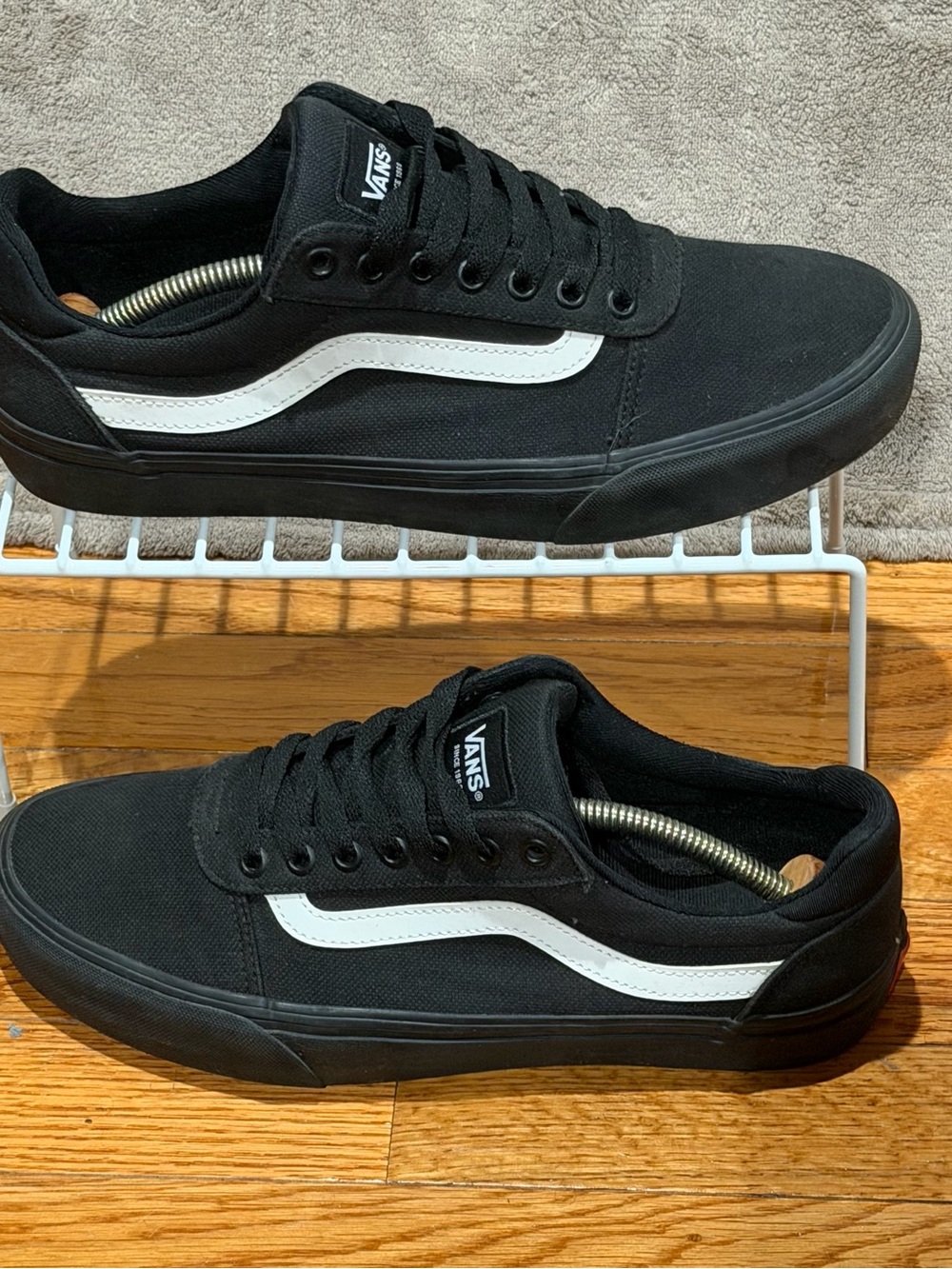 Vans Men Old Skool Black/White Low Top Lace-Up Solid Rubber Sole Sneakers US9.5